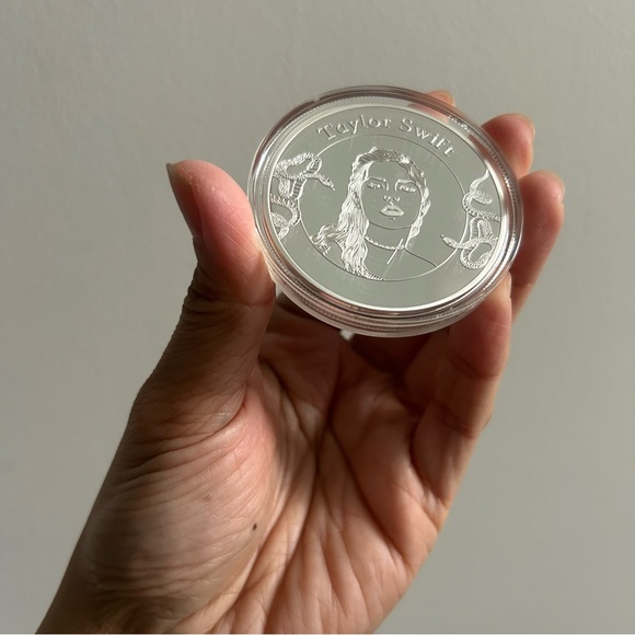 Taylor Swift Reputation Collectible Medallion Coin - Picture 4 of 7